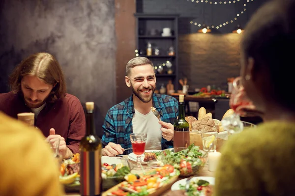 Retrato Homem Adulto Moderno Sorrindo Feliz Enquanto Desfruta Jantar Com — Fotografia de Stock