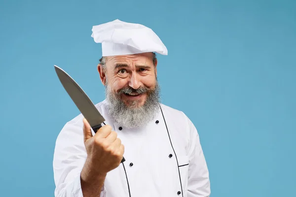 Retrato Chef Barbudo Louco Segurando Faca Afiada Sorrindo Para Câmera — Fotografia de Stock