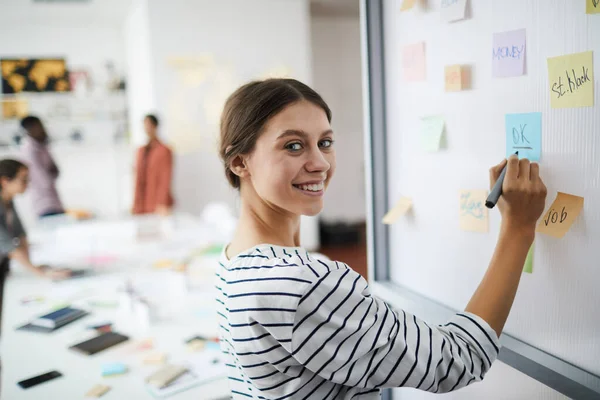 Midja Upp Porträtt Ung Kvinna Tittar Kameramedans Skriver Whiteboard Kontoret — Stockfoto