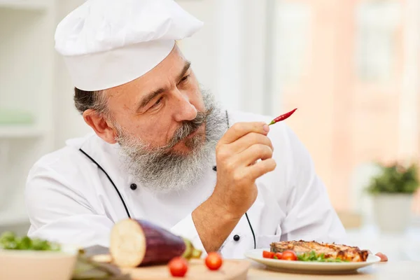 Close Retrato Chef Sênior Alegre Segurando Pimenta Vermelha Enquanto Cozinha — Fotografia de Stock