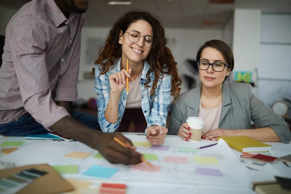 Porträtt Kreativa Affärsteam Som Arbetar Med Designprojekt Över Bord Med — Stockfoto