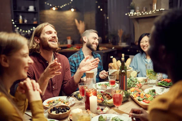 Grupo Jovens Emotivos Desfrutando Jantar Com Amigos Sorrindo Alegremente Sentados — Fotografia de Stock