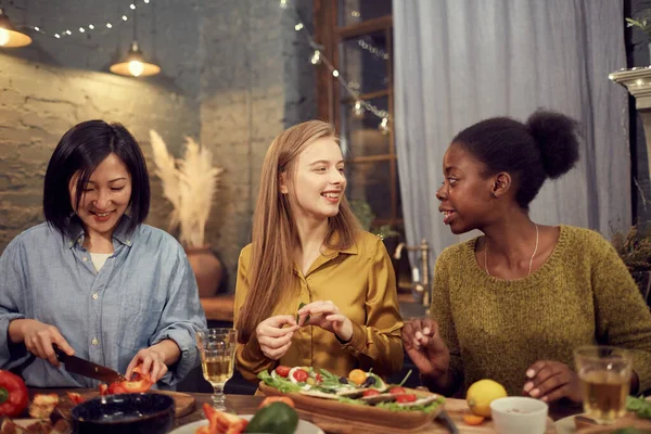 Retrato Três Jovens Mulheres Cozinhando Jantar Para Festa Casa Enquanto — Fotografia de Stock