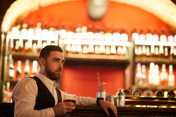 Портрет Задумчивого Бородатого Бизнесмена Пьющего Виски Сидящего Барной Стойкой Расслабляющего — стоковое фото