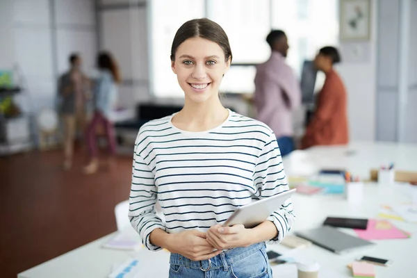 Waist Portrait Modern Young Woman Smiling Camera Holding Digital Tablet — Stock Photo, Image