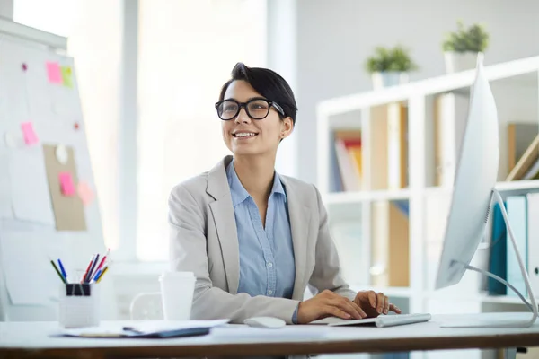 Portrait Smiling Young Businesswoman Using Computer While Sitting Desk Office — Stock Photo, Image