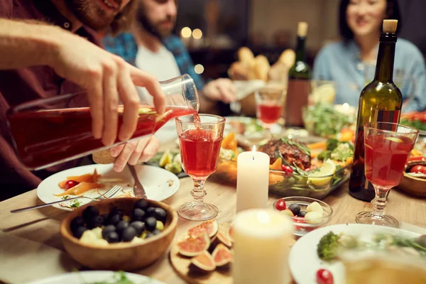 Nahaufnahme Eines Unkenntlichen Mannes Der Während Einer Dinnerparty Himbeerlimonade Ins — Stockfoto