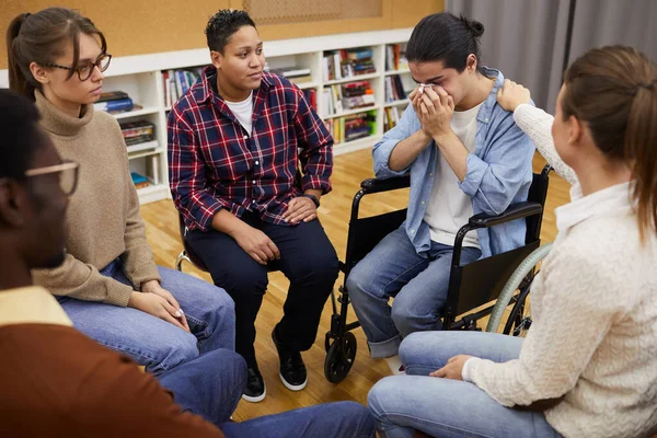 Retrato Deficiente Latino Americano Chorando Sentado Cadeira Rodas Durante Reunião — Fotografia de Stock