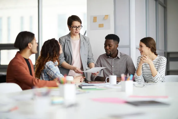 Diverso Grupo Jóvenes Empresarios Discutiendo Proyecto Sentado Mesa Oficina Moderna — Foto de Stock