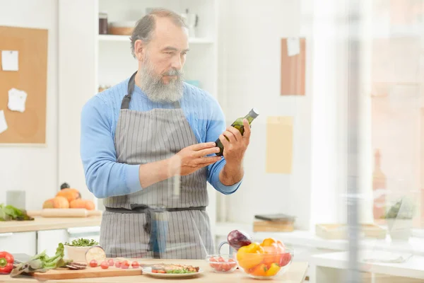 Waist Portrait Bearded Senior Man Cooking Dinner Home Reading Nutrition — Stock Photo, Image