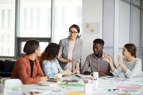 Grupo Diverso Jovens Empresários Discutindo Projeto Sentado Mesa Escritório Moderno — Fotografia de Stock