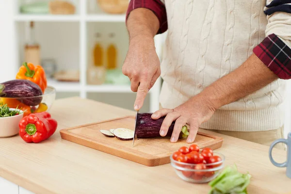 Primo Piano Uomo Irriconoscibile Tagliare Verdure Durante Cottura Insalata Sana — Foto Stock