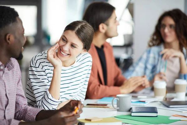 Retrato Una Joven Sonriente Hablando Con Colega Durante Una Reunión —  Fotos de Stock