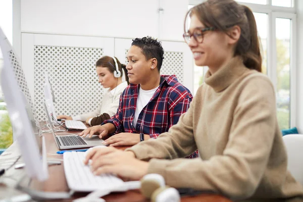 Zijaanzicht Studenten Met Behulp Van Computers Zitten Rij Tijdens Het — Stockfoto