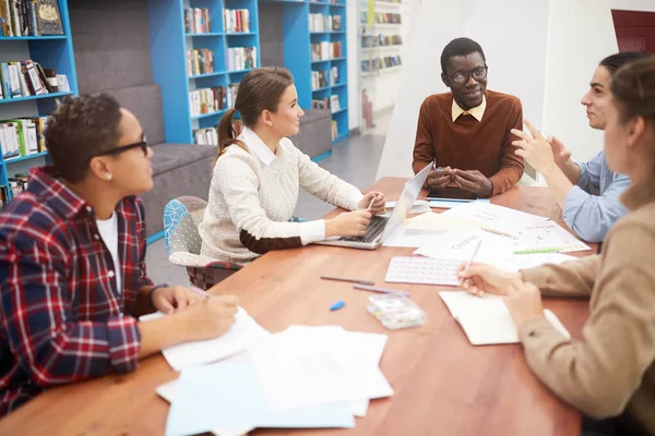 Stor Grupp Studenter Som Arbetar Med Teamprojekt Biblioteket Fokus Leende — Stockfoto