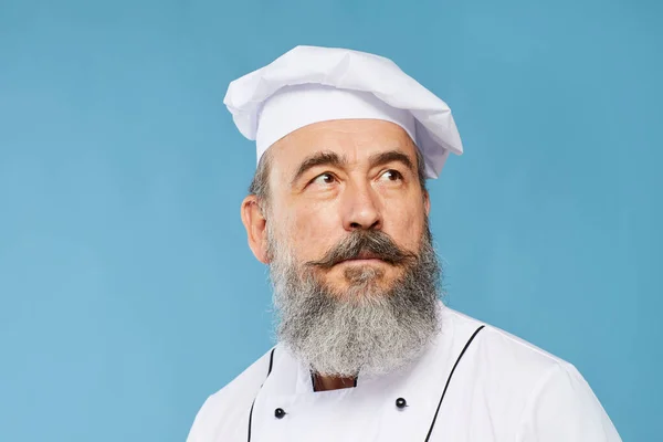 Portrait Tête Épaules Charismatique Chef Barbu Levant Les Yeux Tout — Photo