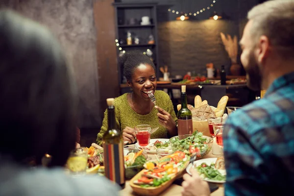 Retrato Jovem Afro Americana Sorrindo Feliz Enquanto Desfruta Jantar Com — Fotografia de Stock