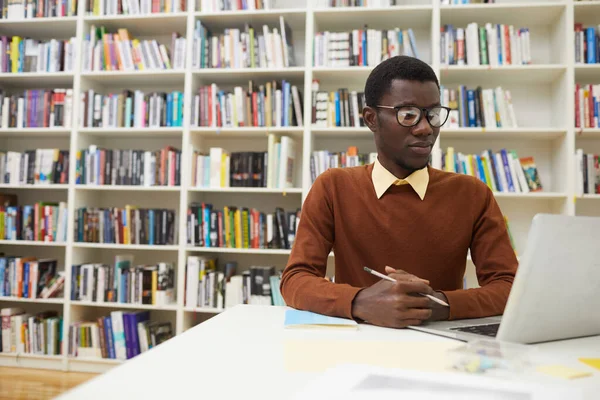 Retrato Jovem Afro Americano Usando Laptop Enquanto Estudava Biblioteca Faculdade — Fotografia de Stock