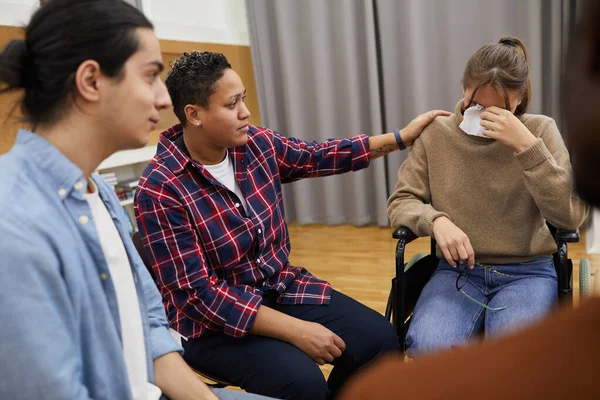 Retrato Una Joven Discapacitada Llorando Sentada Silla Ruedas Con Amigo — Foto de Stock