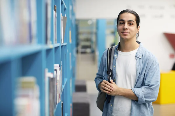 Kolej Kütüphanesinde Raflarda Dururken Kameraya Bakan Latin Amerikalı Bir Öğrencinin — Stok fotoğraf