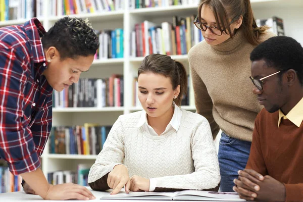 Multi Etnische Groep Studenten Samen Studeren Universiteitsbibliotheek Focus Jonge Vrouw — Stockfoto