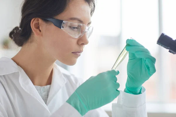 Retrato Vista Lateral Una Hermosa Mujer Joven Haciendo Pruebas Mientras — Foto de Stock