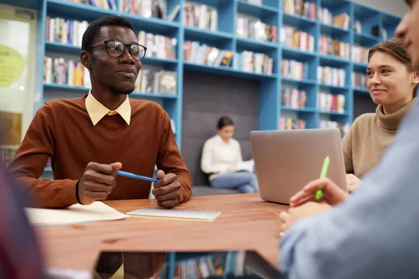 Porträtt Smart Afroamerikansk Man Ler Glatt Medan Studerar Med Grupp — Stockfoto