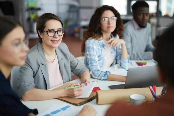 Porträtt Affärsteam Ler Glatt När Diskuterar Kreativa Projekt Mötet Office — Stockfoto