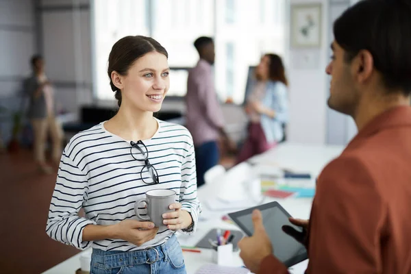 Cintura Até Retrato Jovem Mulher Contemporânea Sorrindo Alegremente Enquanto Conversa — Fotografia de Stock