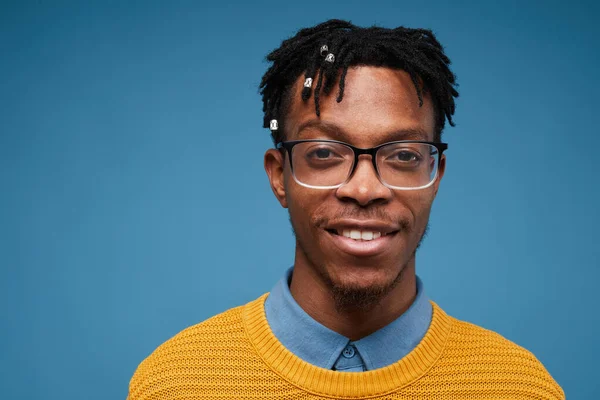 Retrato Cabeza Los Hombros Del Hombre Afroamericano Contemporáneo Sonriendo Cámara — Foto de Stock