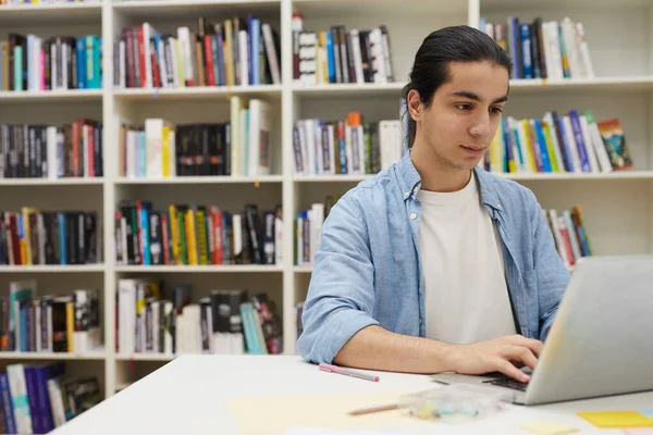 Retrato Jovem Latino Americano Usando Laptop Enquanto Estudava Biblioteca Faculdade — Fotografia de Stock