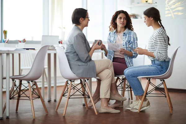 Full Length View Three Contemporary Women Discussing Photographs Sitting Table — Stock Photo, Image