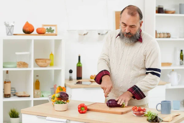 Vita Ritratto Uomo Anziano Barbuto Cucinare Insalata Verdure Fresche Mentre — Foto Stock
