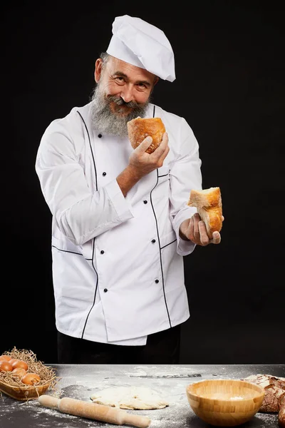 Portrait Cheerful Bearded Baker Holding Fresh Loaf Bread Looking Camera — ストック写真