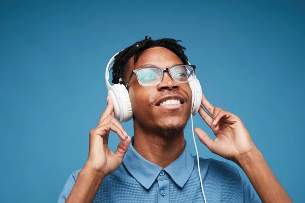 Hoofd Schouders Portret Van Hedendaagse Afro Amerikaanse Man Met Koptelefoon — Stockfoto