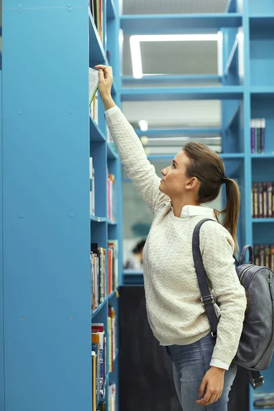 Retrato Vista Lateral Una Adolescente Que Busca Libro Estante Superior —  Fotos de Stock