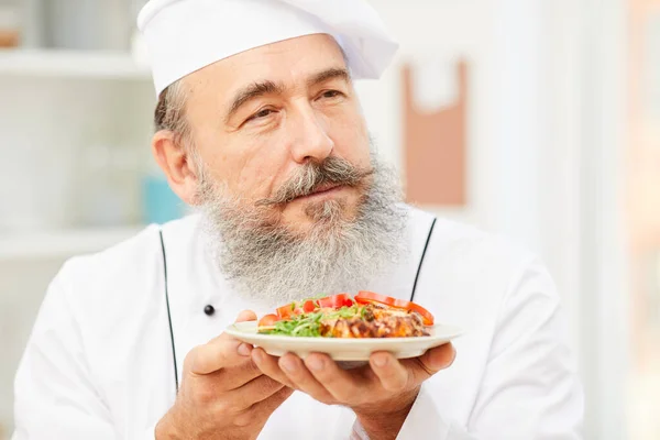 Retrato Chef Sênior Feliz Apresentando Bife Carne Enquanto Cozinha Cozinha — Fotografia de Stock