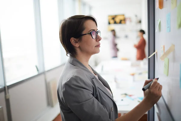 Sidovy Porträtt Modern Affärskvinna Skriva Whiteboard Kontoret Kopiera Utrymme — Stockfoto