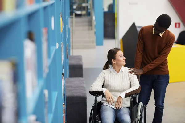 Wysoki Kąt Portret Dwóch Studentów Jeden Nich Wózku Inwalidzkim Patrząc — Zdjęcie stockowe