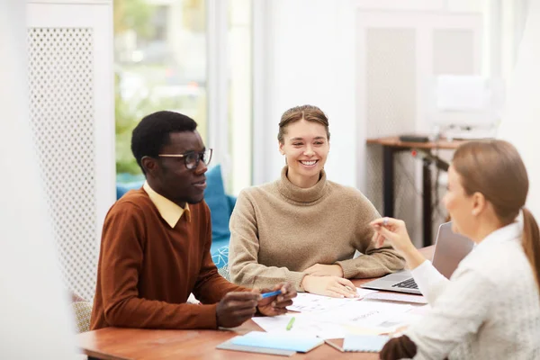 Multietnisk Grupp Studenter Ler Glatt När Sitter Vid Skrivbordet College — Stockfoto