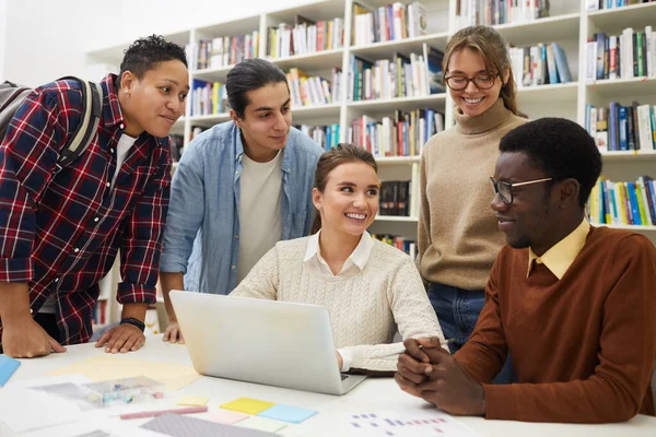 Multi Etnische Groep Studenten Samen Studeren Universiteitsbibliotheek Zich Richten Jonge — Stockfoto