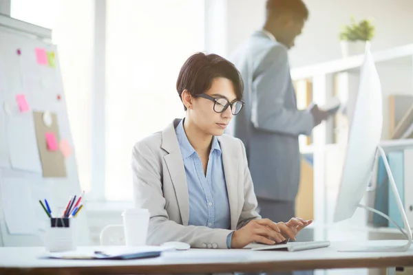 Retrato Jovem Empresária Usando Computador Enquanto Senta Mesa Escritório Trabalhando — Fotografia de Stock