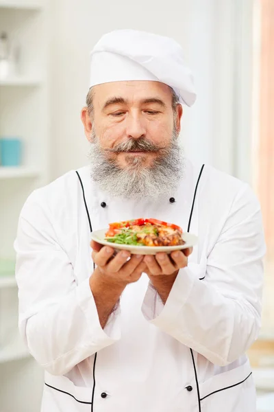 Portret Van Een Bebaarde Chef Kok Met Heerlijke Vlees Steak — Stockfoto