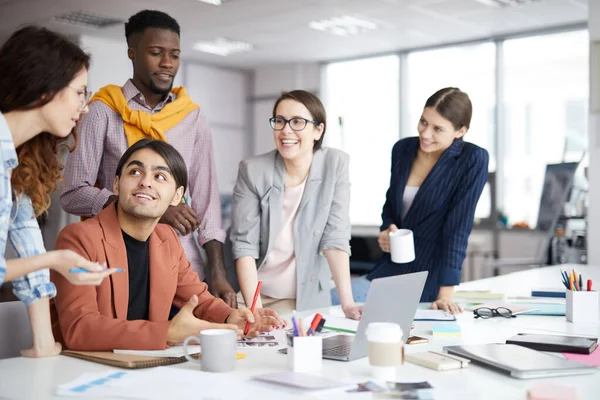 Porträtt Multietniskt Affärsteam Som Ler Glatt När Diskuterar Kreativa Projekt — Stockfoto