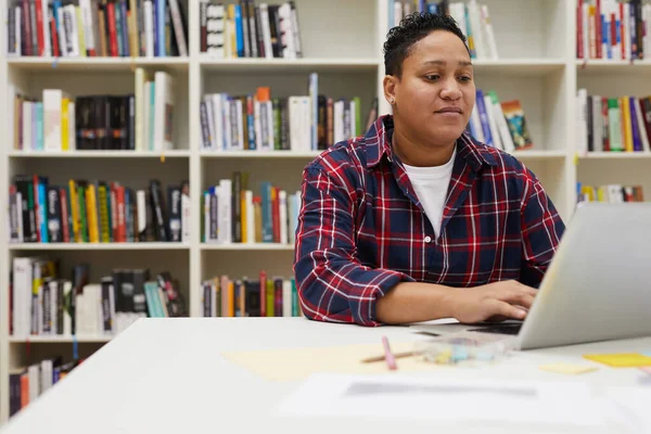 Portrait Latin American Woman Using Laptop While Studying College Library — ストック写真