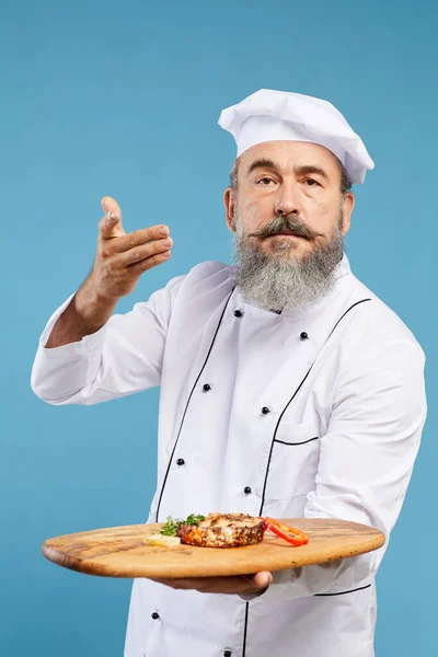 Taillenhoch Porträt Des Charismatischen Chefkochs Der Schöne Gerichte Auf Holzteller — Stockfoto