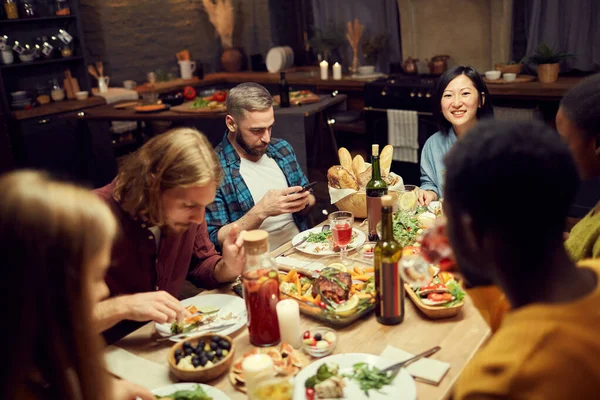 Grupo Multiétnico Amigos Disfrutando Una Deliciosa Cena Juntos Sentados Mesa — Foto de Stock