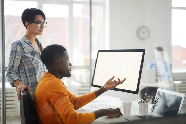 Ritratto Laterale Del Giovane Afroamericano Che Guarda Schermo Del Computer — Foto Stock