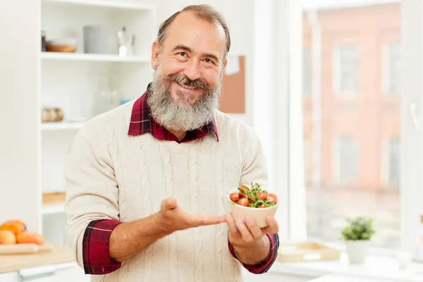 Midjan Upp Porträtt Skäggig Senior Man Presenterar Hälsosam Grönsakssallad Och — Stockfoto