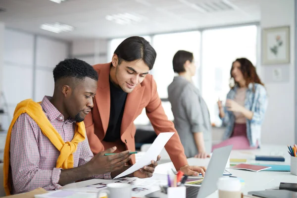 Diverse Team Creative Young People Discussing Startup Project Modern Office — Stock Photo, Image